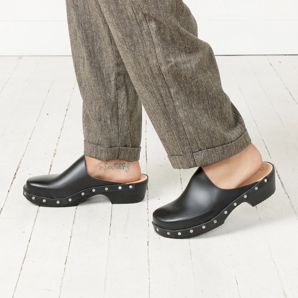 SANTA VENETIA Black Studded Clogs SIZE 40 (w-9)